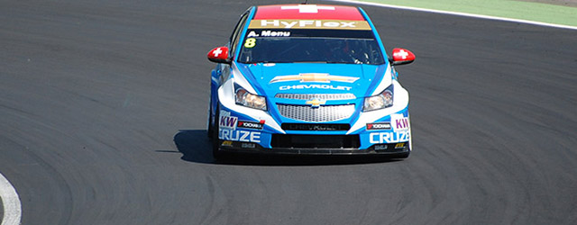 Alain Menu rounds the final corner at the Hungaroring