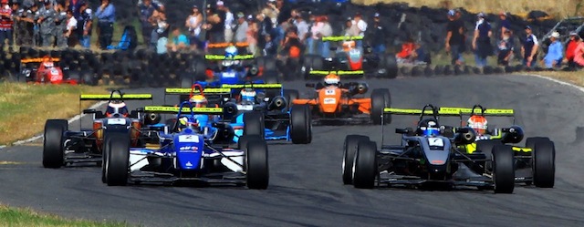 Stell Guiliana fights for the lead off a race start (Photo: Formula 3 Australia)