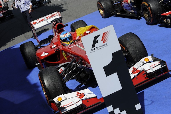 Alonso proudly with the Spanish flag, something that for a while put his win in doubt